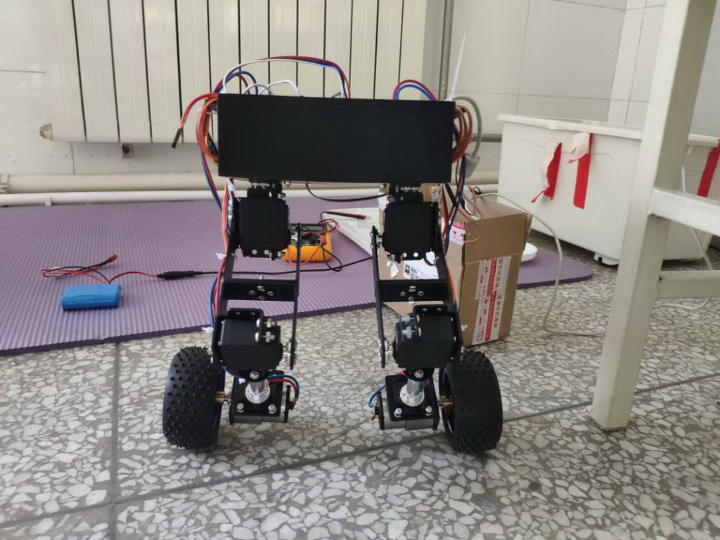 智能产品竞赛作品——结合轮式的双足机器人