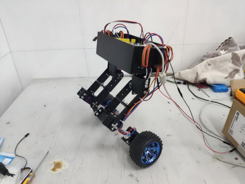 智能产品竞赛作品——结合轮式的双足机器人